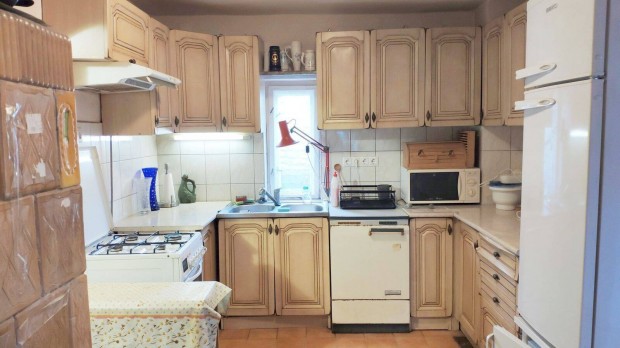 Debrecen Csap�kertben 95 m2-es, 3 szob�s, fel�j�tand� h�z elad�!