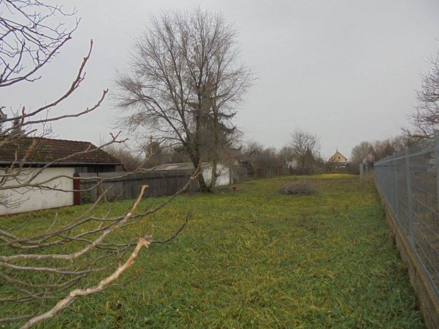 Debrecen Harsteinkertben 1096 m2-es, �res, z�rtkerti telek elad�!