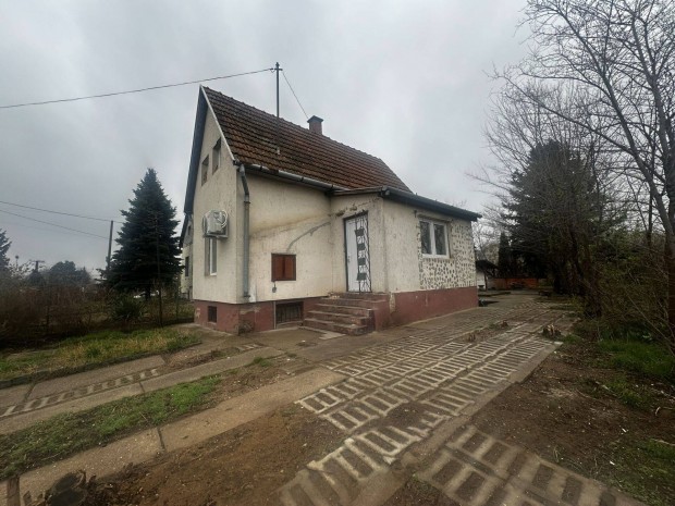 Debrecen J�zsa �s Hajd�b�sz�rm�ny k�z�tt tet�teres h�z elad�