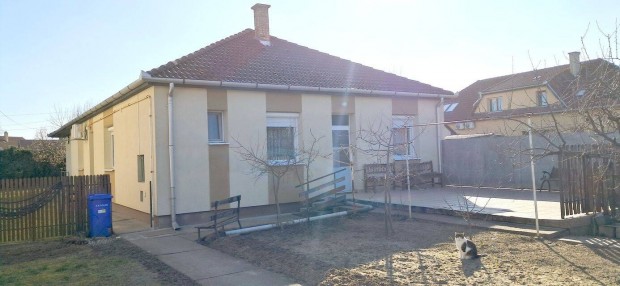 Debrecen Júlia telepen kétlakásos családi ház