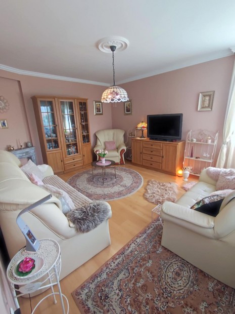 Debrecen Kerekes telepen 2005-ben �p�lt, a L�z�r u 143 m2 4+1 szob�s,