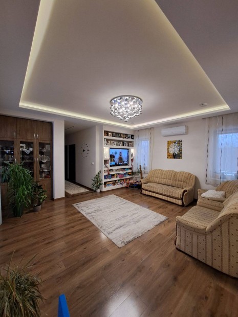 Debrecen Lencz-telepen modern csal�di otthon