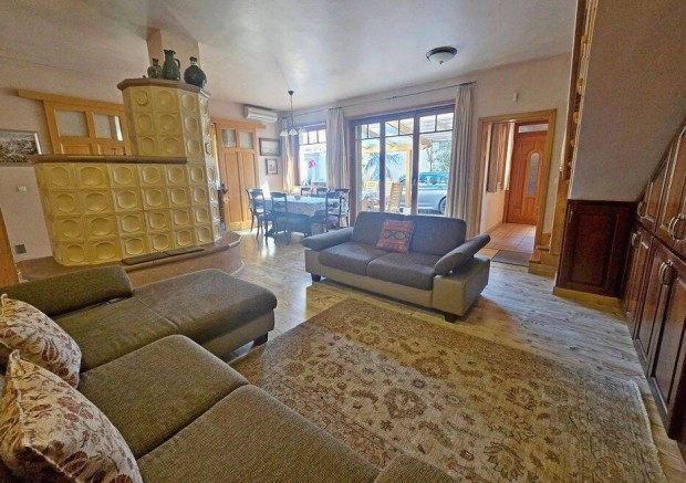 Debrecen �v�rosban, �jszer� csal�di h�z, kiv�l� adotts�gokkal elad�!