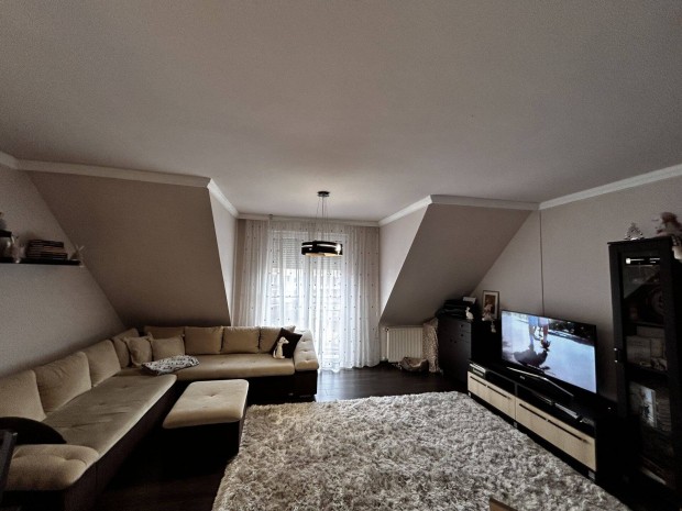 Debrecen Sz�chenyi kert, 4 szob�s, bels� k�tszintes lak�s gar�zzsal