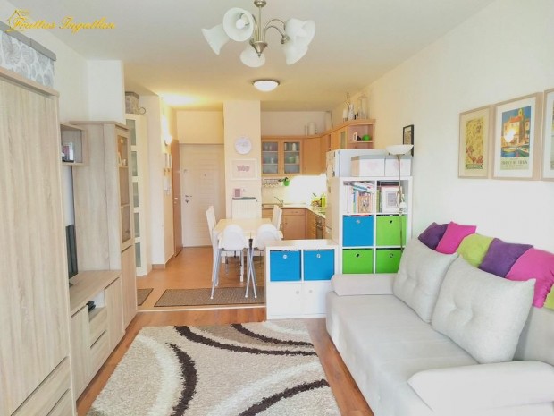 Debrecen,Sz�chenyi kertben �jabb �p�t�s� t�rsash�zban 45nm lak�s kiad�