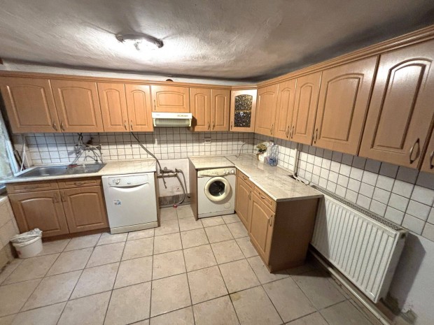 Debrecen Vargakertben elad� 80 m-es ikerh�z nagy telken, gar�zzsal!