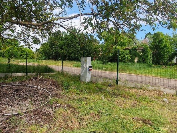 Debrecen  A 35-�s �t mellett az aut�p�lya lehajt�n�l, a BMW szalon