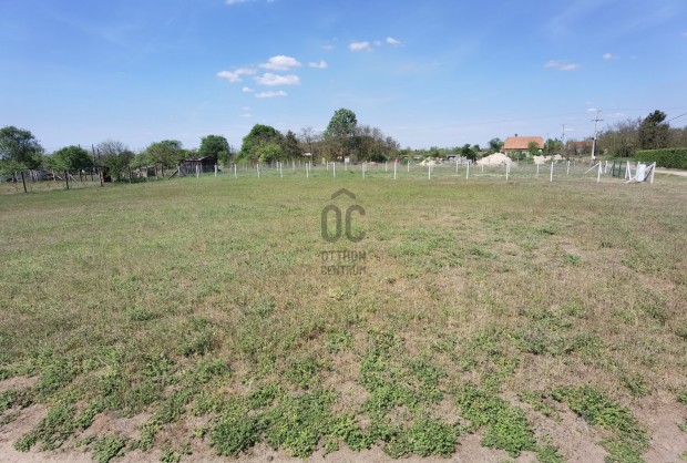 Debrecen, Biczó István-kertben eladó, 914 nm-es zártkerti telek.