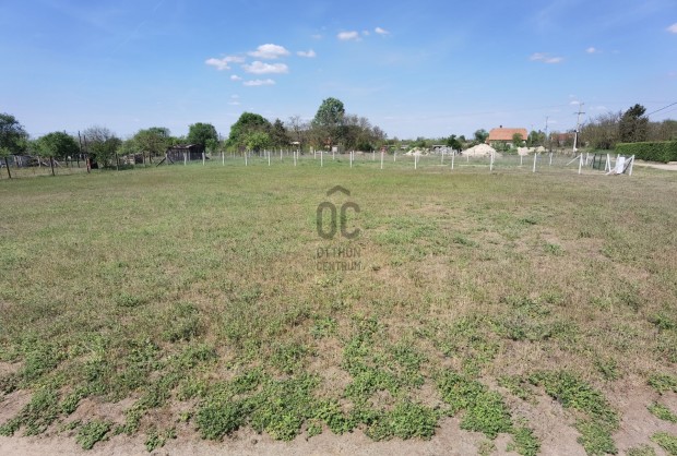 Debrecen, Biczó István-kertben eladó, 932 nm-es zártkerti telek.