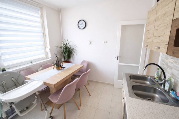 Debrecen, Der�k utca 68 m-es, 3 szob�s panel t�rsash�zi lak�s