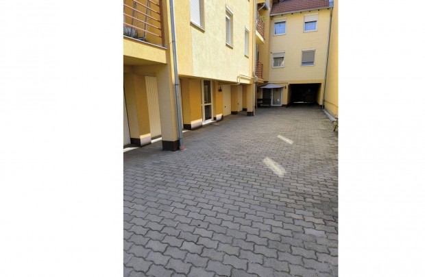 Debrecen, Dobozi utc�n 15 m-es gar�zs elad�!