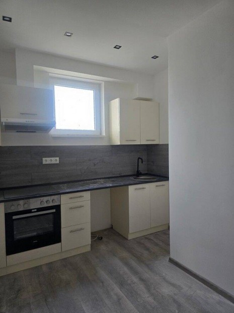 Debrecen, Egyetem k�zeli fel�j�tott 2 szob�s, Loggi�s lak�s elad�!