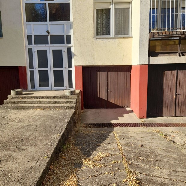 Debrecen, Hadházi úton 12 m2 garázs kiadó
