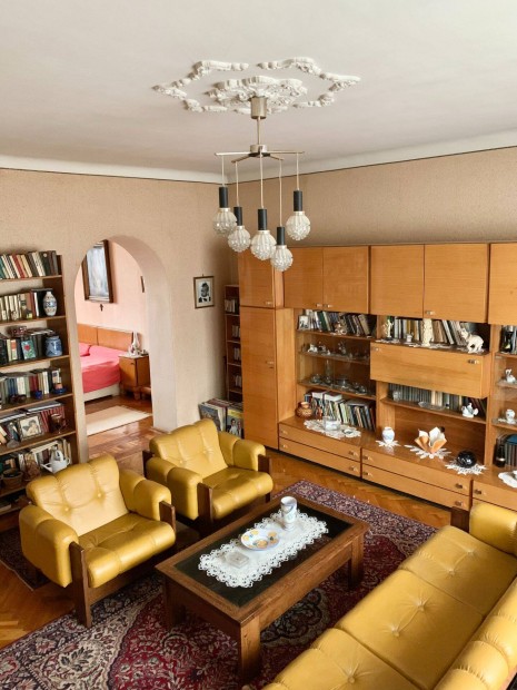 Debrecen, Hajnal utca, k�t szob�s, els� emeleti t�gla lak�s elad�!