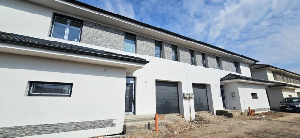 Debrecen, Hatvani utcai kertben , csendes zs�kutc�ban �j �p�t�s�, napp