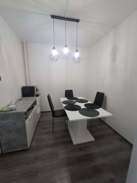 Debrecen, Sestakert 60 m-es, 2 szob�s panel t�rsash�zi lak�s