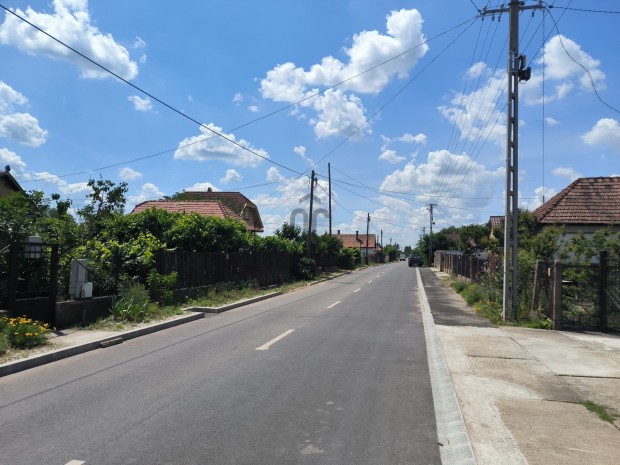 Debrecen, Ungvárikert, aszfaltozott, összközműves utcában, akár IKERHÁ