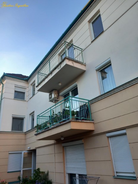 Debrecen, Z�ldfa utc�n 64 nm lak�s kiad�