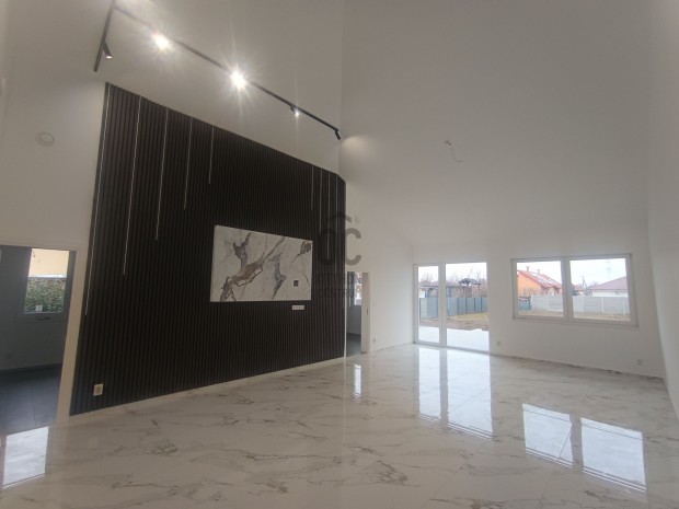 Debrecen - J�zsa t�rs�gben �j�p�t�s�  165 nm-es, egym�s melletti  gar�