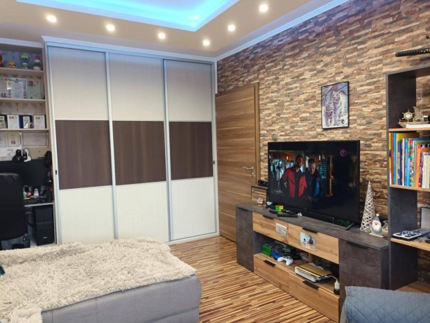 Debrecen, a T�c�skertben, fel�j�tott 1+2 szob�s lak�s elad�