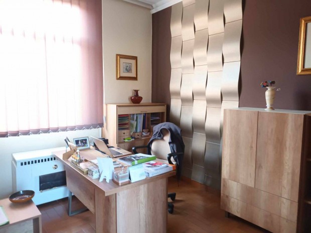 Debrecen, a V�g�h�d u. k�zel�ben, 2 utc�ra ny�l� iroda, telephely