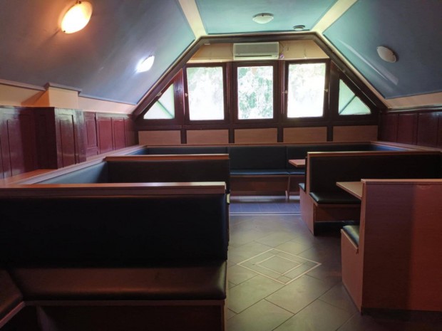 Debrecen, az �rp�d t�r mellett, 105 nm-es �zleti h�z elad�