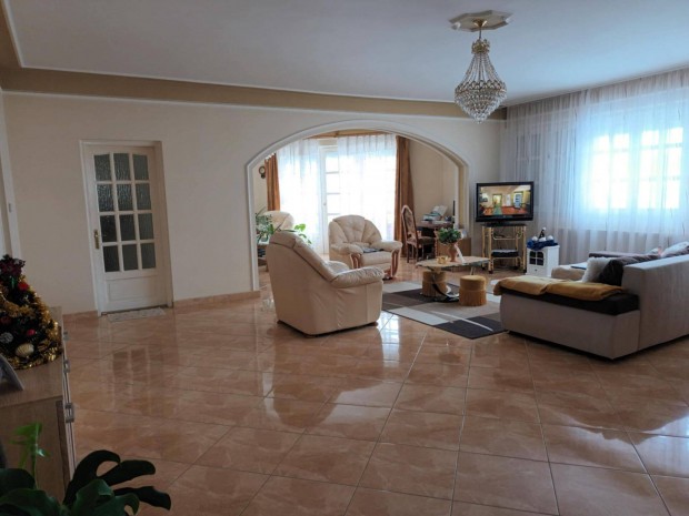 Debrecen, egyszintes 190 nm-es h�z gar�zzsal, 100 nm-es �p�lettel elad