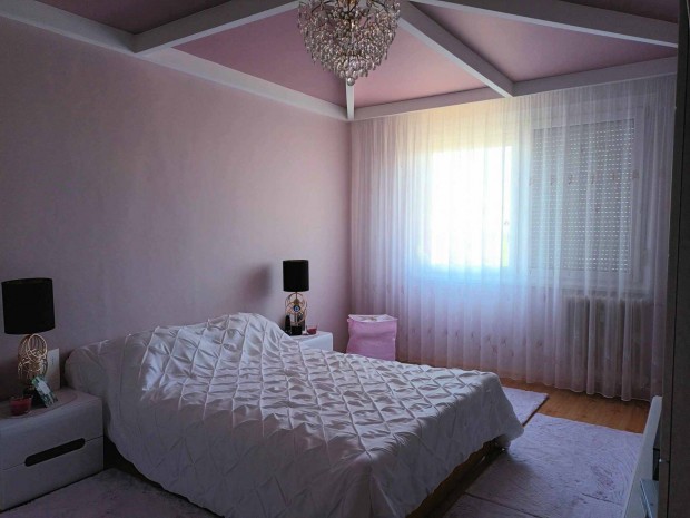 Debrecen, fel�j�tott, 3 szob�s ablakos �tkez�s lak�s elad�