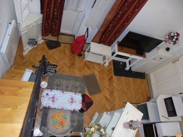 Debrecen belv�ros�ban 40 m2-es berendezett 2.em.-i garzonlak�s kiad�!