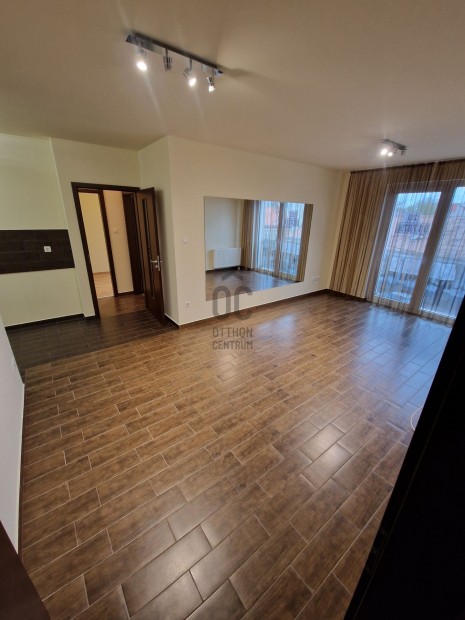 Debrecen belv�ros�ban, a Pl�za mellett kiad� utcafronti lak�s / iroda