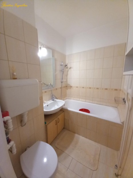 Debrecen belv�rosban kiad� 35nm-es lak�s