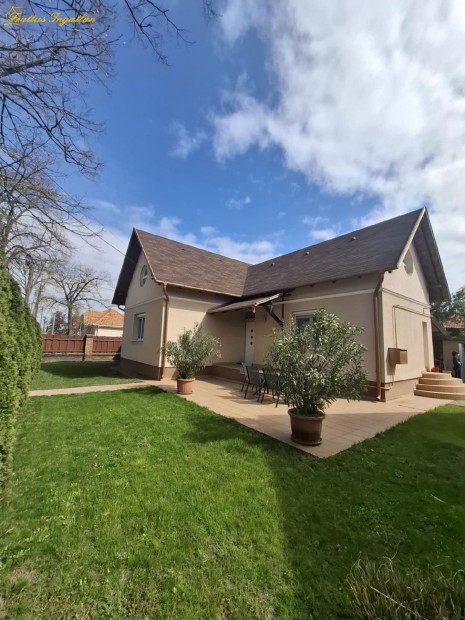 Debrecen,csal�dih�zas �vezetben k�zel belv�roshoz h�z elad�