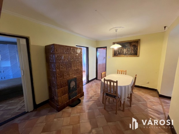 Debrecen mellett j� helyen, csal�di h�z elad�!