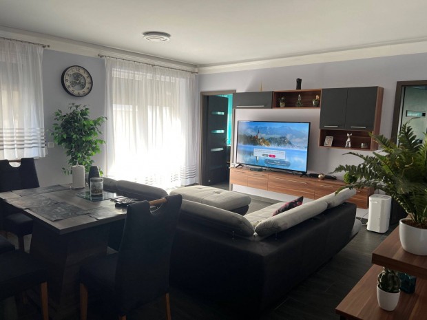 Debrecen t�gla lak�s,gar�zs �s minden berendez�s az �rban