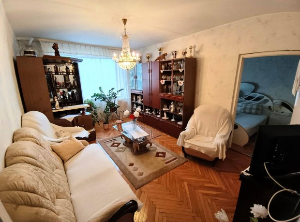 Debrecenben, Csap� utc�n, 68nm-es, fel�j�tand� 1. emeleti lak�s!