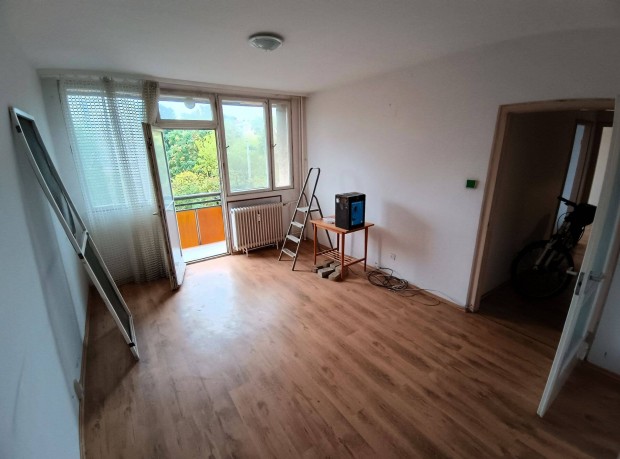 Debrecenben, F�nyesudvarban, fel�j�tand� 3 szob�s, erk�lyes lak�s!