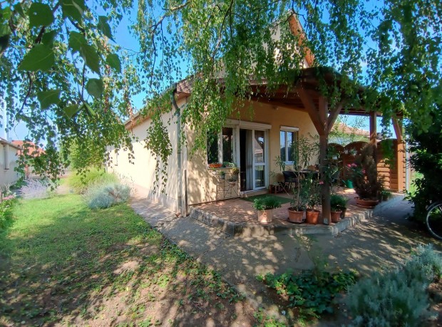 Debrecenben, Nagys�ndortelep v�rosr�szen egy 98nm-es csal�di h�z!