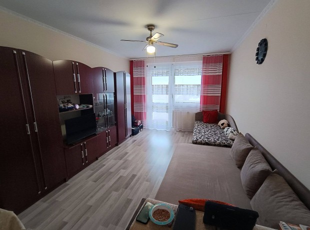 Debrecenben, T�c�skertben, 7.emelet, j� �llapot�, erk�lyes garzonlak�s