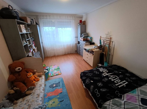 Debrecenben, T�c�skertben, 9.emeleti, 2 szob�s, erk�lyes lak�s!