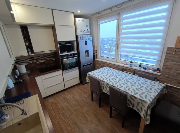 Debrecenben, T�c�skertben, fel�j�tott, 3 szob�s, erk�lyes lak�s!