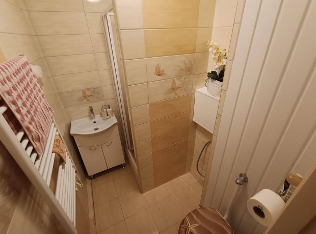 Debrecenben, �jkertben, 51nm-es, 2 szob�s, els� emeleti lak�s!