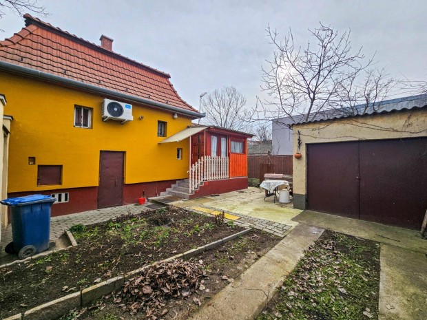 Debrecenben, a Dobozikertben, hitelezhet�, fel�j�tott csal�di h�z elad