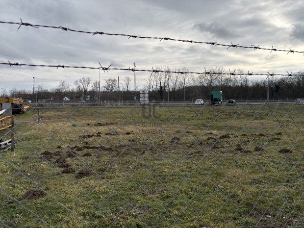 Debrecenben, a S�msoni �t mellett kiad� egy 10.000 m2-es telephely!