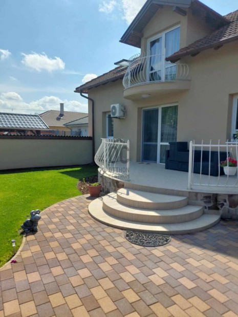 Debrecenben a Kerekestelepen  elad� egy  4 szob�s+ amerikai konyha nap