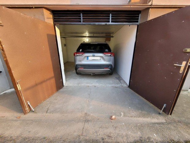 Debrecenben gar�zs kiad� Egyetem k�zel�ben