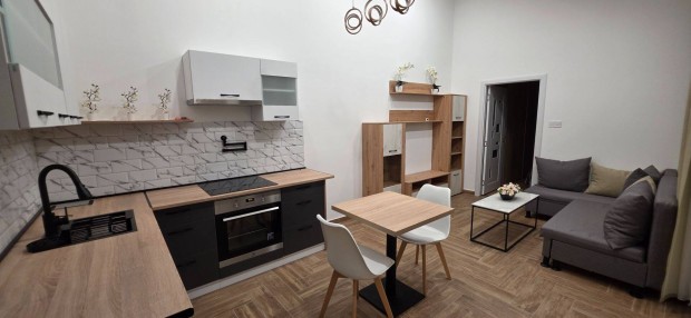 Debrecenben teljes k�r�en fel�j�tott lak�s gar�zzsal egy�tt elad�