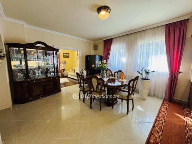 Debreceni 135 nm-es h�z elad�