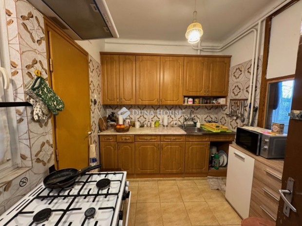 Debreceni 140 nm-es lak�s elad�