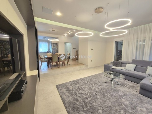 Debreceni 180 nm-es h�z elad�