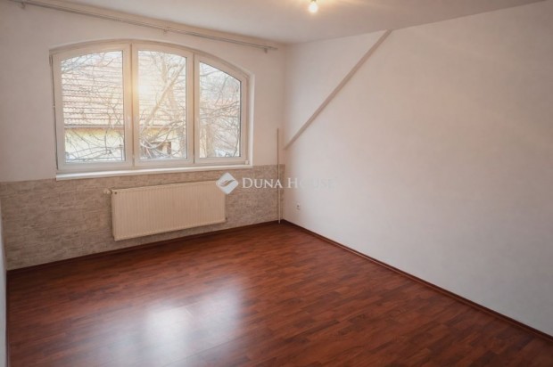 Debreceni 47 nm-es lak�s elad�